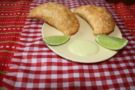 Empanada de trigo pollo, queso y champiñones